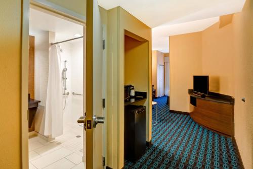 克里斯琴斯堡克里斯琴费尔菲尔德套房酒店的一间设有通往浴室的门的酒店客房
