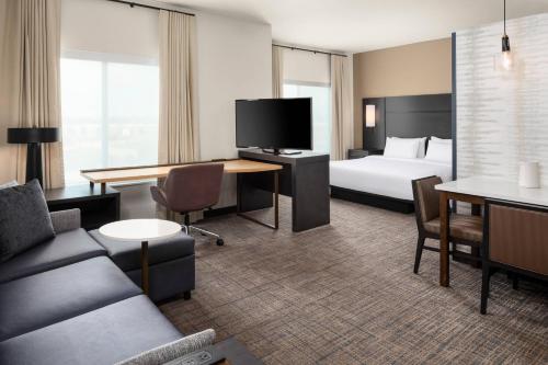 皮奥里亚Residence Inn by Marriott East Peoria的酒店客房设有床和客厅。