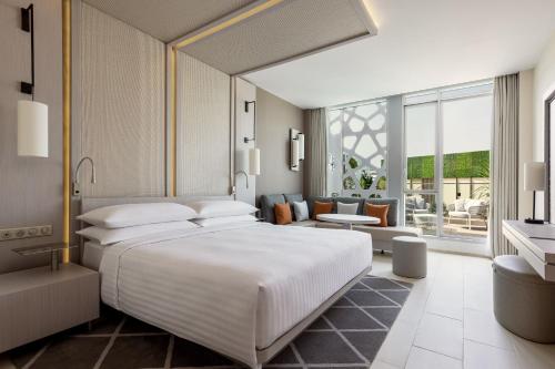 拉巴特Rabat Marriott Hotel的一间带大床的卧室和一间客厅