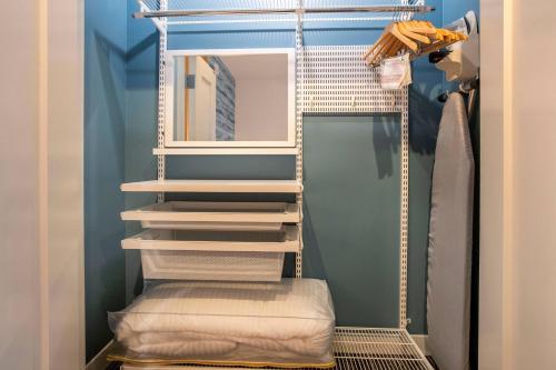 孔洛TownePlace Suites by Marriott Conroe的带楼梯和镜子的步入式衣柜