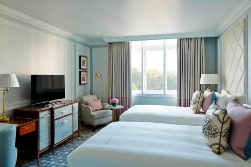 伦敦万豪伦敦公园弄度假酒店的酒店客房设有两张床和电视。