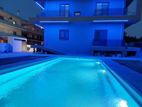 阿默达拉-伊拉克利翁Luana Monte Apartments的夜间在房子前面的游泳池