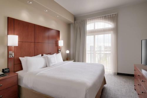 爱达荷福尔斯爱达荷瀑布万豪费尔菲尔德酒店的卧室设有一张白色大床和一扇窗户。