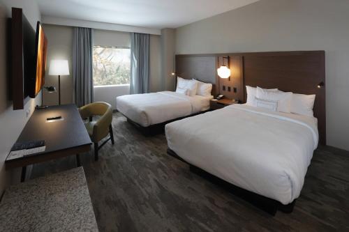 墨西卡利Fairfield Inn & Suites by Marriott Mexicali的酒店客房配有两张床和一张书桌