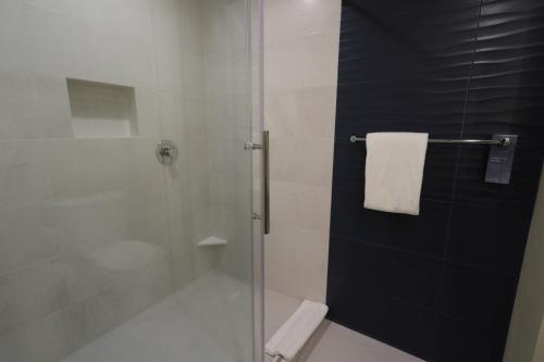 墨西卡利Fairfield Inn & Suites by Marriott Mexicali的带淋浴的浴室和玻璃门