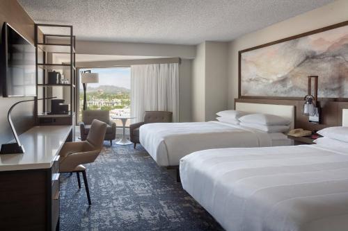 凤凰城Marriott Phoenix Airport的酒店客房配有两张床和一张书桌