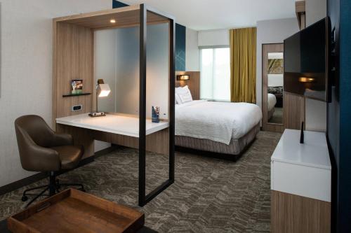 伊丽莎白镇SpringHill Suites by Marriott Elizabethtown的配有一张床和一张书桌的酒店客房
