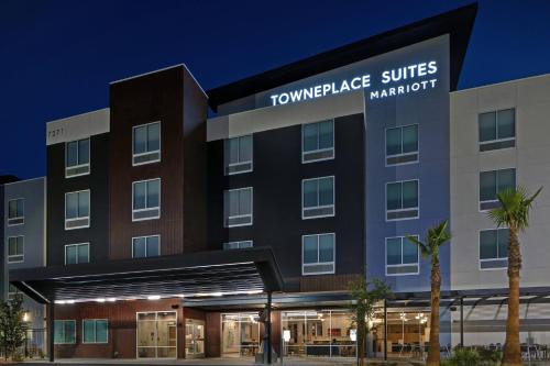 格伦代尔TownePlace Suites by Marriott Phoenix Glendale Sports & Entertainment District的塔楼乡村套房的 ⁇ 染