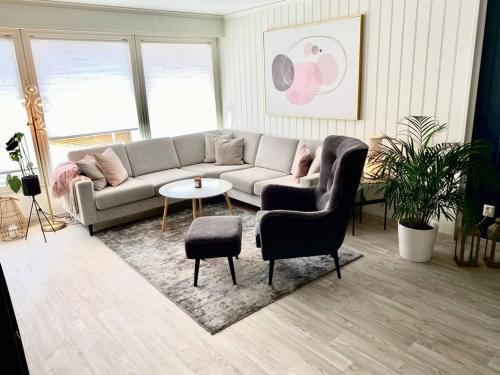 HornnesModerne og sentral leilighet med koselig og privat uteplass!的客厅配有沙发和桌子