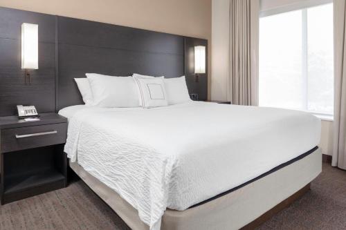 圣路易斯Residence Inn by Marriott St. Louis West County的一张大白色的床,位于酒店客房内