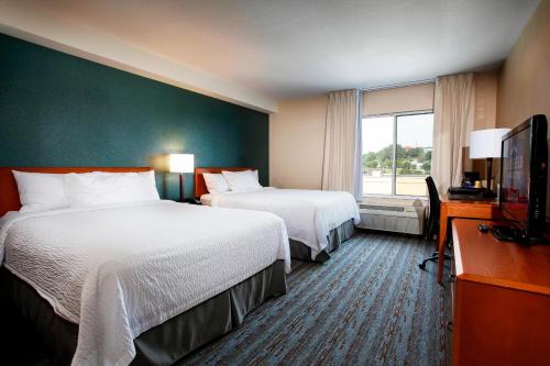 萨德伯里Marriott Fairfield Sudbury的酒店客房设有两张床和一台平面电视。