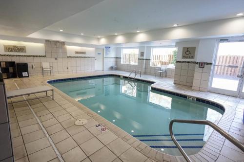 萨凡纳SpringHill Suites by Marriott Savannah Midtown的在酒店房间的一个大型游泳池