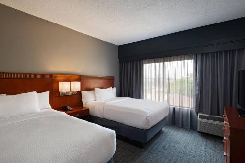 圣安东尼奥万怡酒店圣安东尼奥机场的酒店客房设有两张床和窗户。