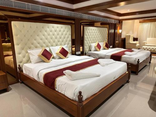 DenkanikottaiHoliday Valley Hotels And Resorts的一间卧室,配有两张床