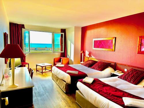 迪耶普欧洲酒店的酒店客房设有两张床和窗户。