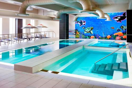 蒙特利尔蒙特利尔威斯汀酒店的一座带水族馆壁画的大型游泳池