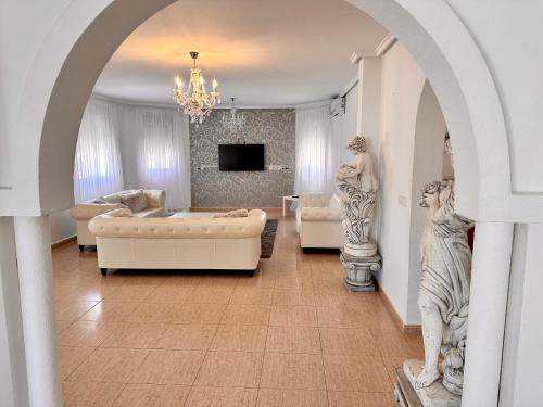 马力诺港Villas Yanina Luxe Gran Alacant的带沙发和2座雕像的客厅