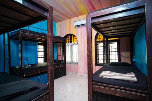 科钦Santa Maria Hostel, Fort Kochi的房屋内带两张双层床的客房