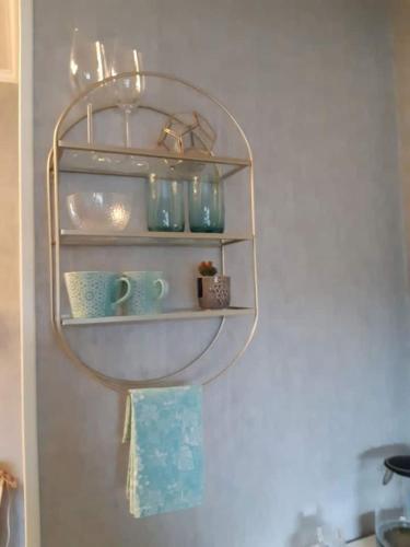 延雪平Lyxigt rum med eget/badrum med spa känsla的墙上装有杯子和盘子的架子