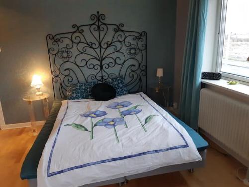 延雪平Lyxigt rum med eget/badrum med spa känsla的一间卧室,床上摆放着蓝色鲜花