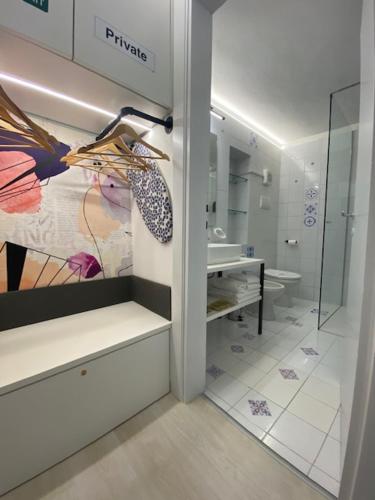 代森扎诺-德尔加达DUOMO26 BOUTIQUE APARTMENT的浴室设有水槽和带镜子的台面