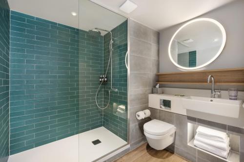 鲁瓦西昂法兰西Residence Inn by Marriott Paris Charles de Gaulle Central Airport的带淋浴、卫生间和盥洗盆的浴室