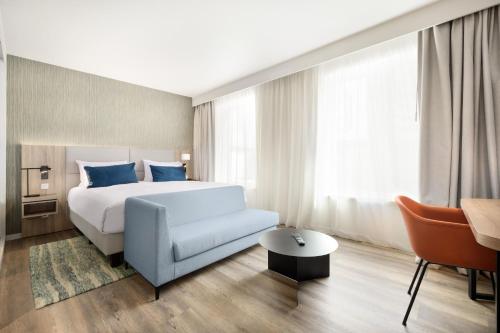 鲁瓦西昂法兰西Residence Inn by Marriott Paris Charles de Gaulle Central Airport的酒店客房,配有床和沙发