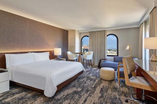 圣地亚哥威斯汀圣迭戈瓦斯灯街区酒店的配有一张床和一张书桌的酒店客房