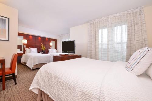 北康威Residence Inn by Marriott North Conway的酒店客房设有两张床和一台平面电视。