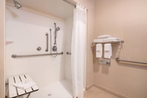 奥罗谷图森北/奥罗谷伐尔菲尔德旅馆&套房 的带淋浴和浴帘的浴室