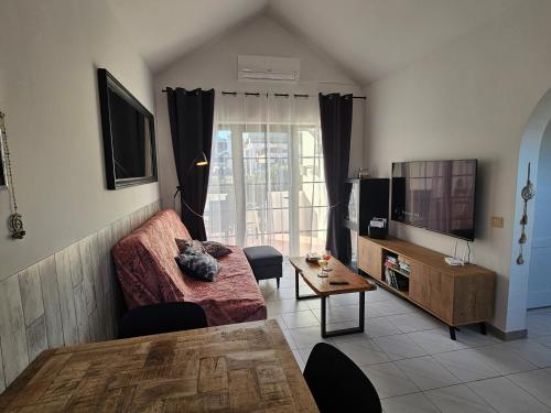卡勒达德福斯特Casa Azul Montecastillo L7的带沙发和电视的客厅