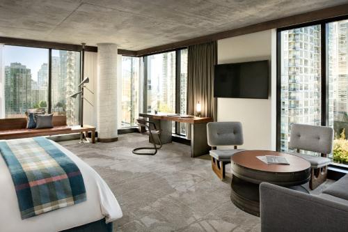温哥华道格拉斯奥特格拉夫酒店的酒店客房配有一张特大号床和一张书桌