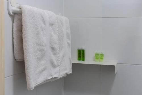 KeerbergenDe Witte Meren的浴室毛巾架上的白色毛巾