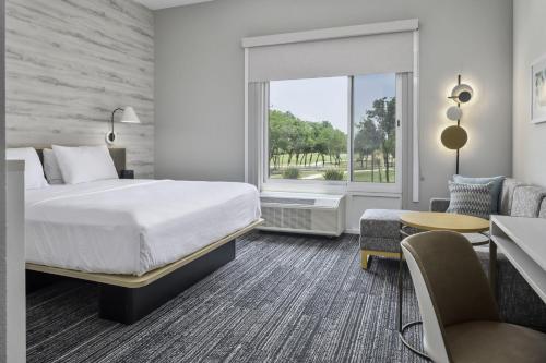 SelmaTownePlace Suites by Marriott San Antonio Universal City, Live Oak的配有一张床和一张书桌的酒店客房