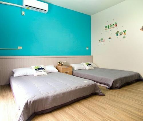 Chaozhou上海民宿的蓝色墙壁客房的两张床