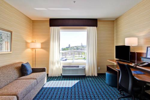 坎卢普斯坎卢普斯万豪费尔菲尔德客栈及套房酒店的酒店客房设有沙发和窗户。