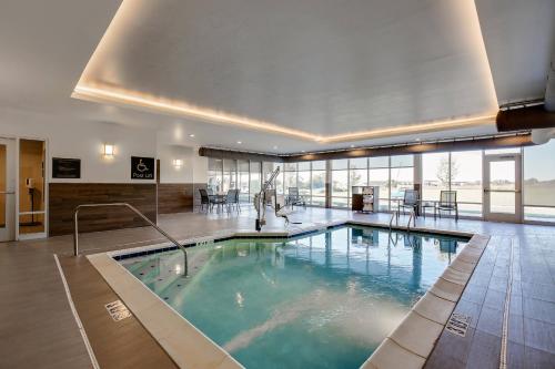 巴兹敦Fairfield Inn & Suites Bardstown的大型建筑中的大型游泳池