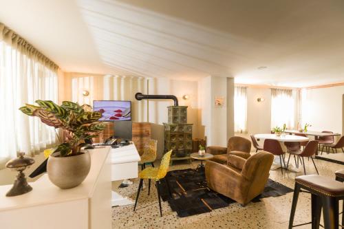布兰塔河上坎普朗哥Contra' Contarini的带家具的客厅和用餐室
