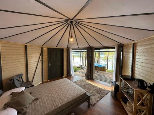 MindūnaiKaimo Turizmo Sodyba Šniūrai的一间卧室配有一张大床和一个大型帐篷
