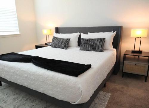 代托纳海滩"OneKey" Luxury Apt - POOL - 4 Mi to Beach的一间卧室配有一张带2个床头柜的大床