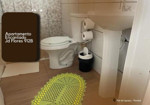 伊瓜苏APARTAMENTO ENCANTADO JD FLORES 912 - 1º andar的浴室配有白色卫生间和盥洗盆。