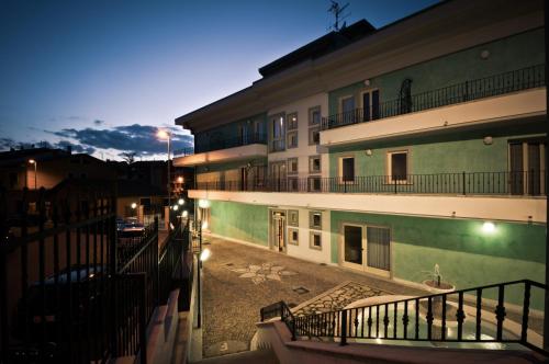 PescinaHotel San Berardo的享有大楼的夜间景致