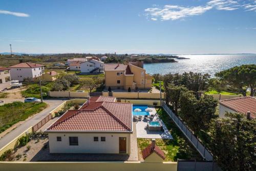 普利拉卡Villa Mattina, with heated pool and jacuzzi的房屋和水的空中景观