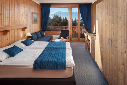 克莱恩 蒙塔纳大草原酒店的配有一张床、一张书桌和一扇窗户的酒店客房
