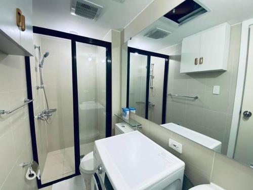 圣费尔南多Sweet Retreat Studio Azure North的浴室配有卫生间、淋浴和盥洗盆。