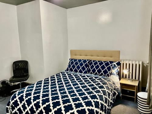 大西洋城3 Bedrooms, Boardwalk Duplex Beachblock Home!的卧室配有蓝色和白色的床和椅子