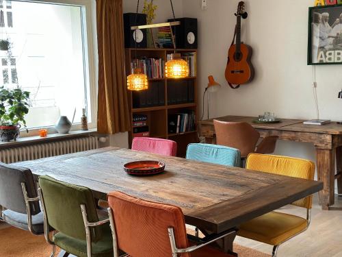 霍森斯2 værelses retro lejlighed på Torvet的一间带木桌和椅子的用餐室