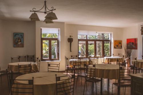 塔里法TAIGA Tarifa的用餐室设有桌椅和窗户。