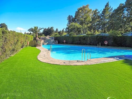 塔里法TAIGA Tarifa的绿色草地庭院中的游泳池