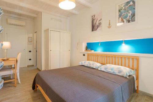 卡利亚里Il Cagliarese B&B的一间卧室配有一张蓝色墙壁的床
